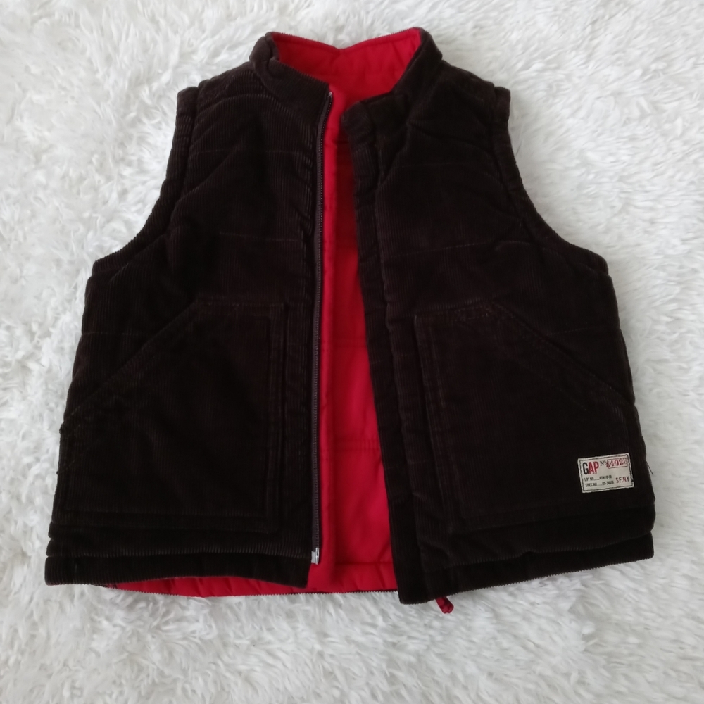 Gap Vest Toldder boy Size 2T corduroy and puffer reversible exelente conditions